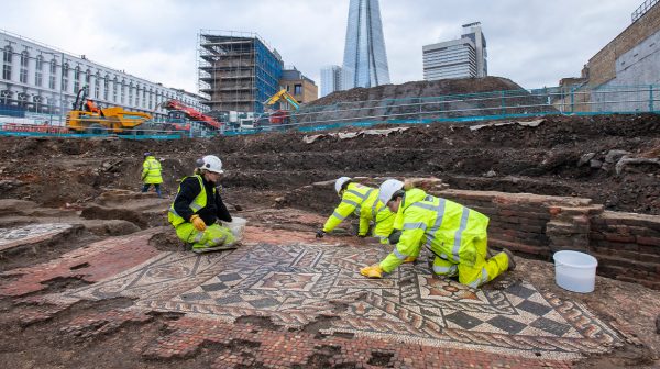 Romeinse mozaïek van 2000 jaar oud duikt op in centrum Londen