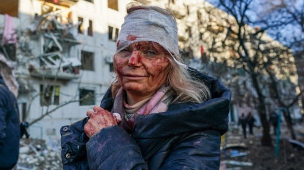 Dit is het verhaal van de bebloede Oekraïense vrouw: 'Ik zou alles doen voor Oekraïne'