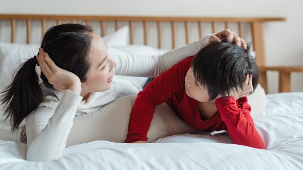 Praten met je kind over de oorlog: 'Draai er niet omheen en houd het simpel'