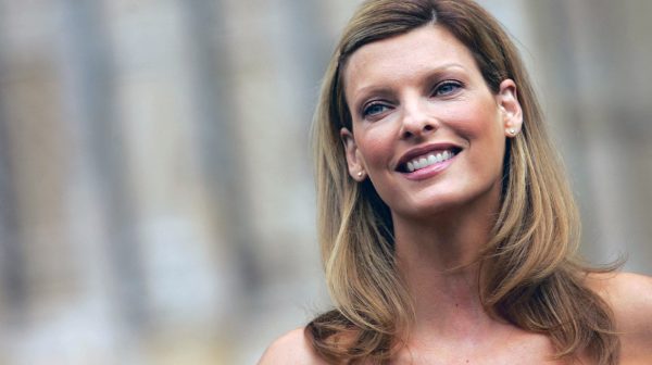 Linda Evangelista voor het eerst zónder gezichtsbedekking in het openbaar