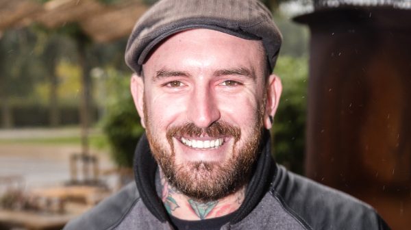 Zanger Ben Saunders met spoed naar het ziekenhuis vanwege darmabces