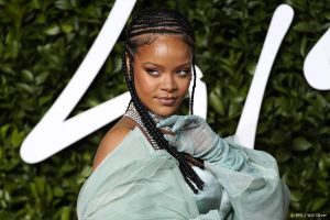 Thumbnail voor Oh, hallo: Zwangere Rihanna in lingerie naar Dior show