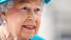 Thumbnail voor Queen Elizabeth weer aan het werk na coronabesmetting