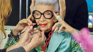 Thumbnail voor De 100-jarige fashionista: kijkje achter de schermen bij H&M-collectie van Iris Apfel