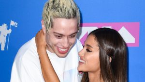 Thumbnail voor Ariana Grande's manager mengde zich in haar relatie met Pete Davidson: 'Kreeg geen kans'