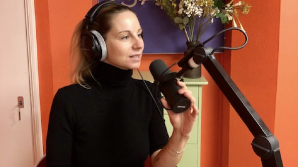 Podcast 'Wolf' wil 'feministische huiskamer' zijn: 'Ik hoop dat ook mannen gaan luisteren'