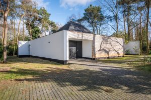 Thumbnail voor Wil je zien: garagebox van zes ton blijkt goed verborgen villa