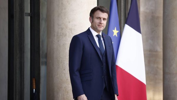 Macron stelt zich herkiesbaar als Franse president
