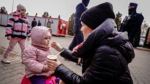 Thumbnail voor Frietkar uit Genemuiden voorziet vluchtelingen van voedsel bij Poolse grens