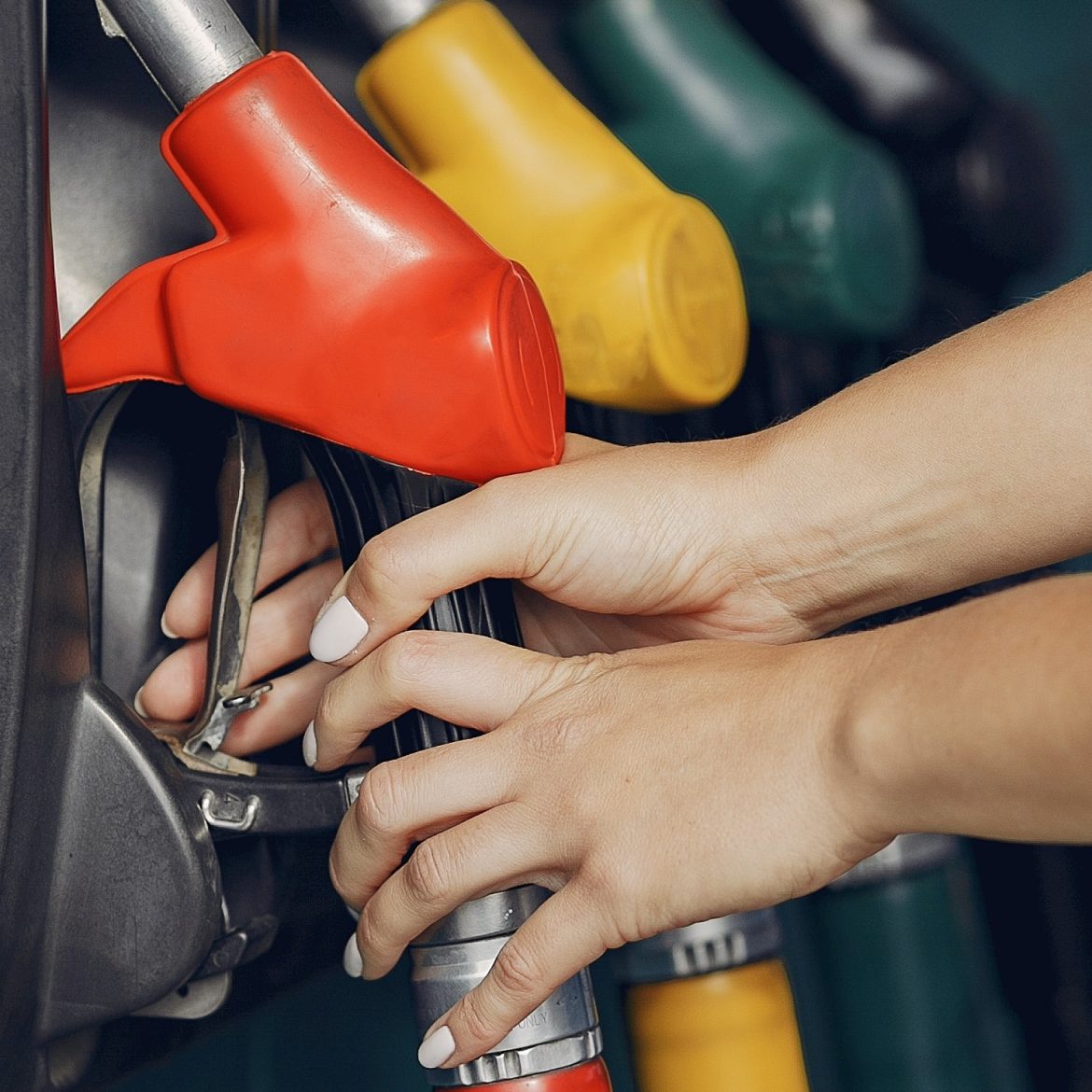 Klanten tanken urenlang voor de helft van de prijs bij Belgische pomp