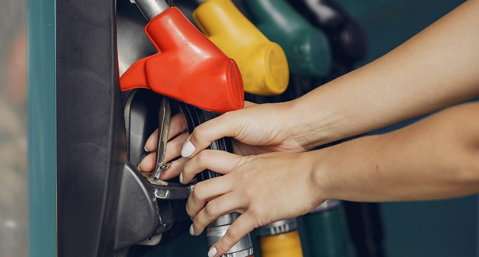 Klanten tanken urenlang voor de helft van de prijs bij Belgische pomp