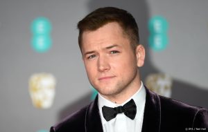 Thumbnail voor 'Kingsman'-acteur Taron Egerton (32) zakt in elkaar tijdens theatershow