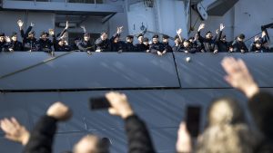 Thumbnail voor Marineschip vaart uit voor NAVO-oefening: 'Lastig voor wat je achterlaat'