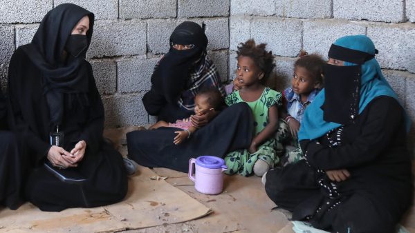 Angelina Jolie bezoekt door oorlog geteisterd Jemen
