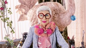 Thumbnail voor Interieur volgens Iris Apfel (100): 'Niet te veel prints en kleuren mixen? Gebazel'