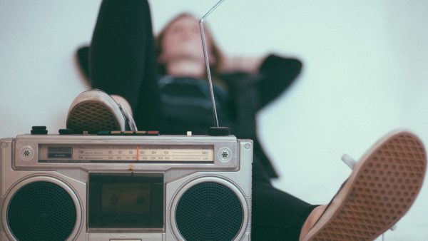 Radio op batterijen, flessen water en eten in blik: dit heb je nodig bij calamiteiten