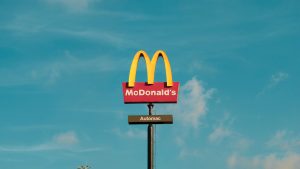 Thumbnail voor McDonald's gaat op gezonde toer en maakt terrassen rookvrij