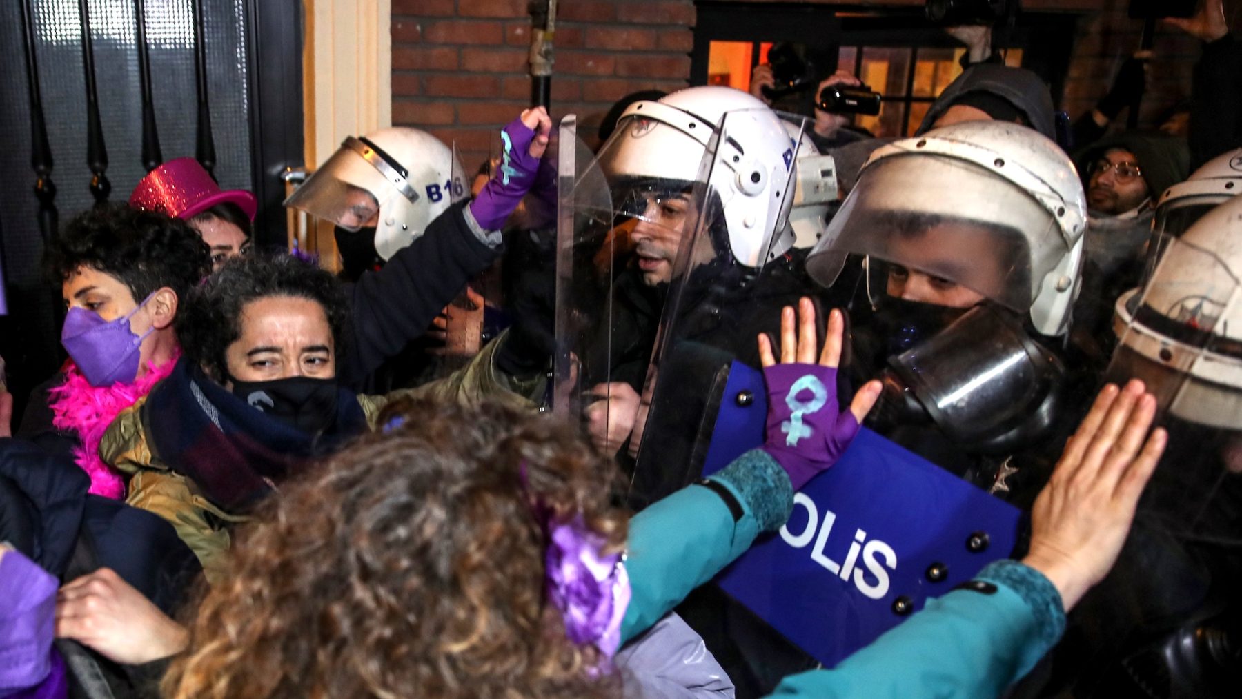 Turkse politie grijpt hard in bij demonstratie Internationale Vrouwendag