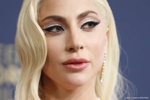 Thumbnail voor Lady Gaga op rode loper BAFTA's: 'Leuk om hier te zijn en het verzette werk te vieren'