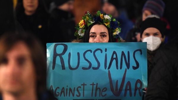journaal Betoger 'verstoort' het Russische journaal met boodschap: 'Geen oorlog'