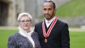 Thumbnail voor F1-coureur Lewis Hamilton neemt ook meisjesnaam van moeder aan