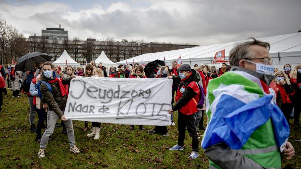 De maat is vol: jeugdzorgers staken 24 uur en protesteren op in Den Haag