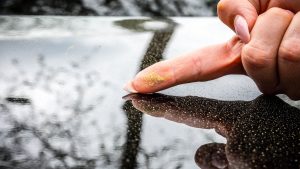 Thumbnail voor Wacht maar even met autowassen: er hangt een wolk Saharazand boven Nederland