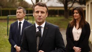 Thumbnail voor Franse president Macron biedt Russische tv-activiste hulp aan