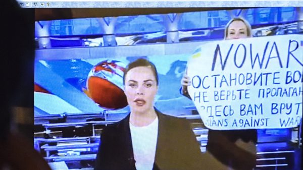 Russische tv-activiste krijgt boete voor anti-oorlogsboodschap