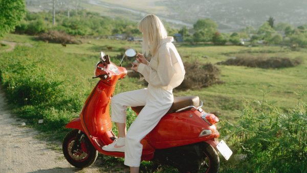 Niet Doorvertellen Donya scooter baas