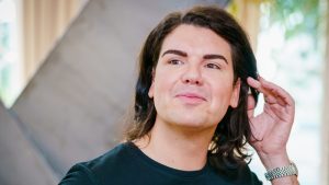 Thumbnail voor Roy Donders in de watten gelegd door vriendin, compleet met ballonnen en rozenblaadjes