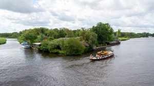 Thumbnail voor Schipper mag ik overvaren? Privé-eiland met 'dierentuin', veerboot en B&B te koop