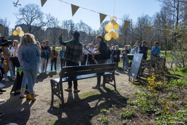 Vrienden overleden Ruud ten Wolde onthullen herinneringsbankje