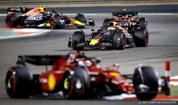 max-verstappen-valt-uit-slotfase-openingsrace-formule-1