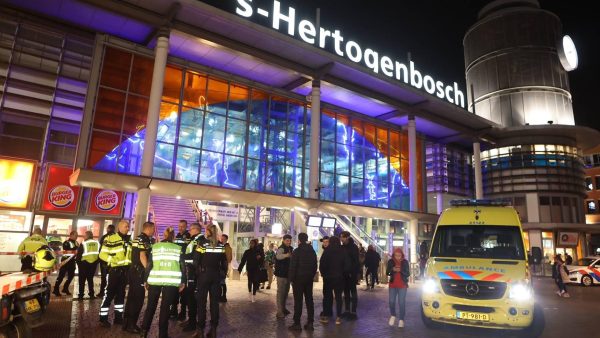 Steekincident door conflict fans Ajax en Feyenoord in Den Bosch