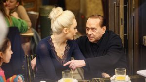 Thumbnail voor Huwelijk, of toch niet? Berlusconi (85) viert 'dag van de liefde' met 32-jarige Marta