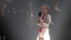 Thumbnail voor Van zingen in schuilkelder naar optreden op benefietconcert: Oekraïens meisje (7) krijgt staande ovatie
