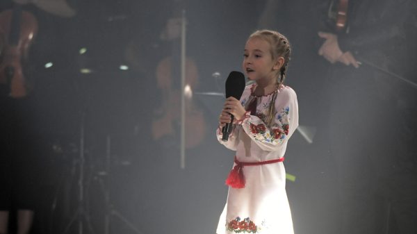 Oekraïens meisje dat zong in schuilkelder treedt op tijdens Pools benefietconcert