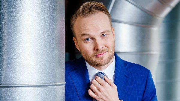 Arjen Lubach haalt Dikke Van Dale met het woord 'fabeltjesfuik'