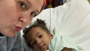 Thumbnail voor Shannon (28) doneerde nier aan zieke dochter (5): ‘Mijn meisje was helemaal op, haar lijfje kon niet meer'