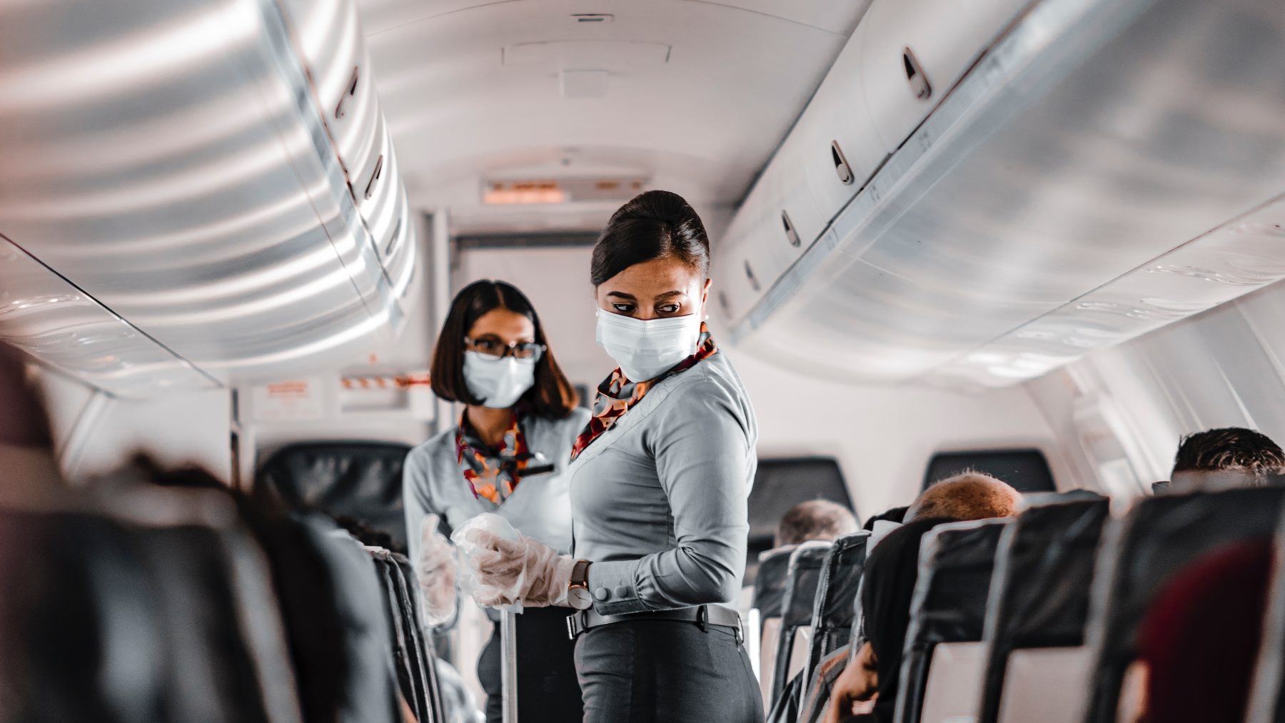 Vliegtuigmaatschappijen stoppen handhaven mondkapjes door agressie