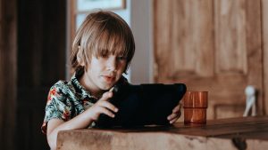 Ouders zien noodzaak niet van mediaopvoeding bij kinderen t/m 6 jaar: 'Zie een beeldscherm als een voorleesboek'