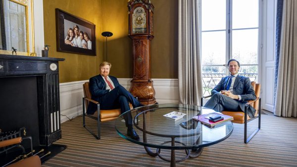 Willem-Alexander grapt: 'Rutte is de enige die koekjes eet in het paleis'