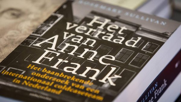 Amerikaanse uitgever laat boek 'Het verraad van Anne Frank' in handel