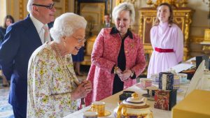 Thumbnail voor Stralende maar broze Queen doet 'werkbezoek aan huis', Britten blij met de beelden