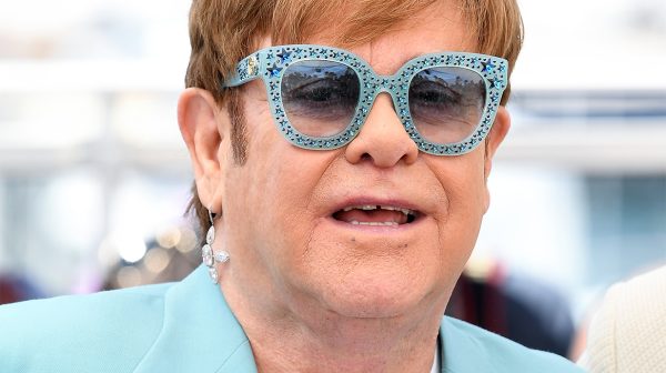 Elton John is 75 en we trakteren je op 5 van zijn meest iconische (zonne)brillen