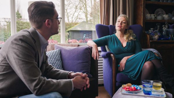 STELLA BERGSMA NEEMT PLAATS TEGENOVER HATER IN DOCU: 'WAAROM NIET LEVEN EN LATEN LEVEN?'