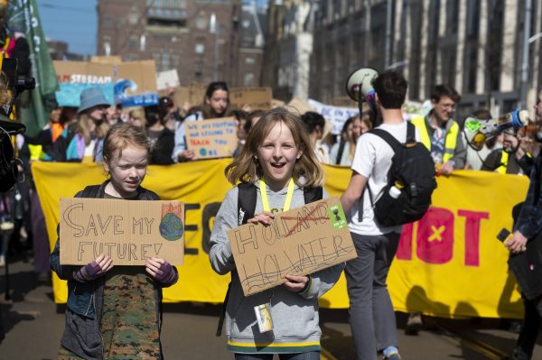 Honderden jongeren op de Dam voor klimaatstaking: 'Kies eco, niet ego'