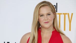 Thumbnail voor Amy Schumer kampt met dwangmatig haar uittrekken: 'Heb me lang geschaamd'