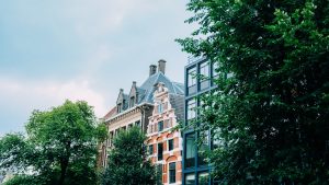 Thumbnail voor Deze vrouw huurt een tophuis in hartje Amsterdam voor 180 euro (en nee, daar is de verhuurder niet dolblij mee)
